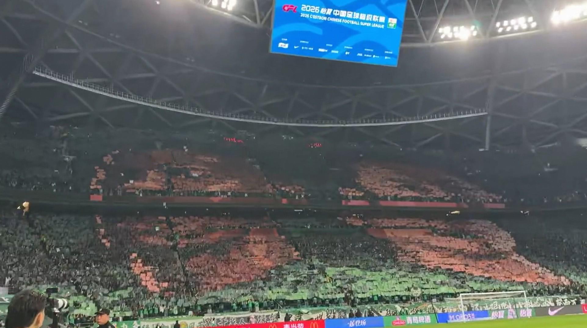 国安对阵成都赛前，工体展示张玉宁、法比奥巨型Tifo